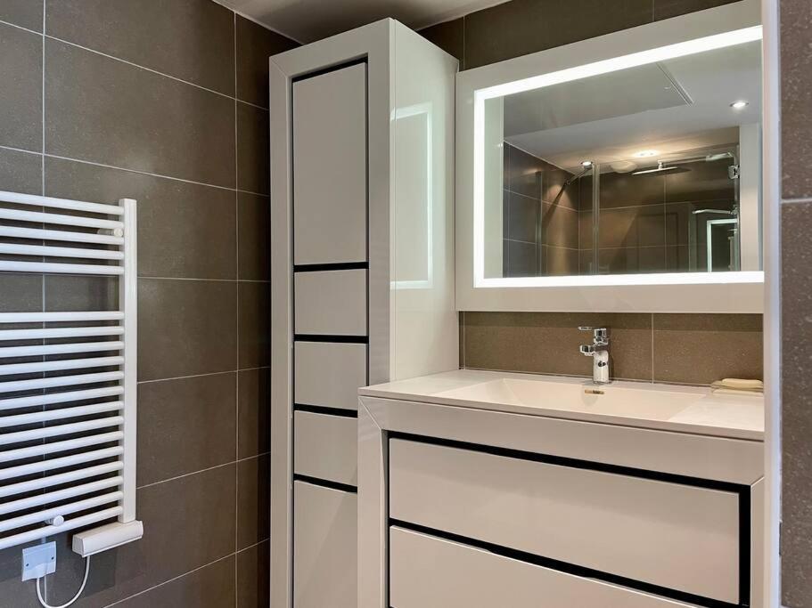 17 - Appartement Neuf, Parking Terrasse Et Jolie Vue Бандол Екстериор снимка