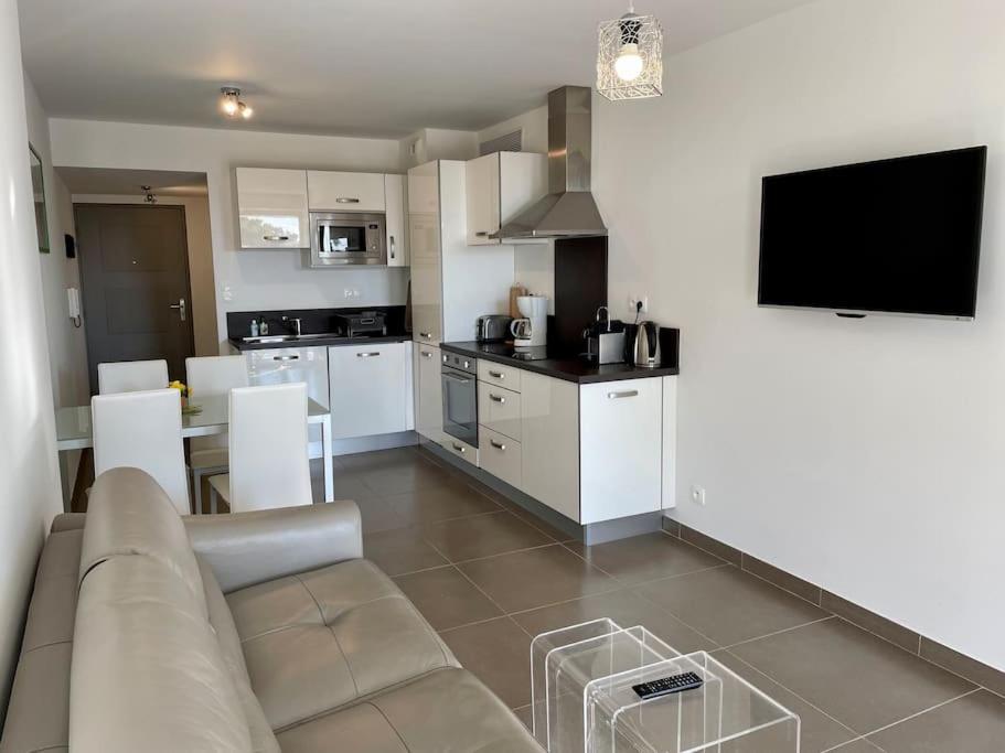 17 - Appartement Neuf, Parking Terrasse Et Jolie Vue Бандол Екстериор снимка